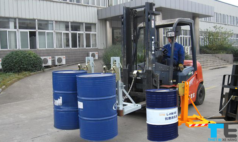 Hình vận hành bộ kẹp di chuyên thùng phuy